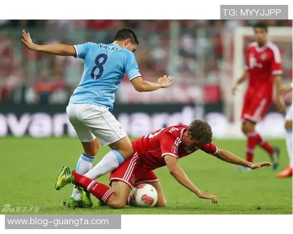 拜仁新款热身服色彩斑斓引发球迷热议纷纷吐槽设计失误